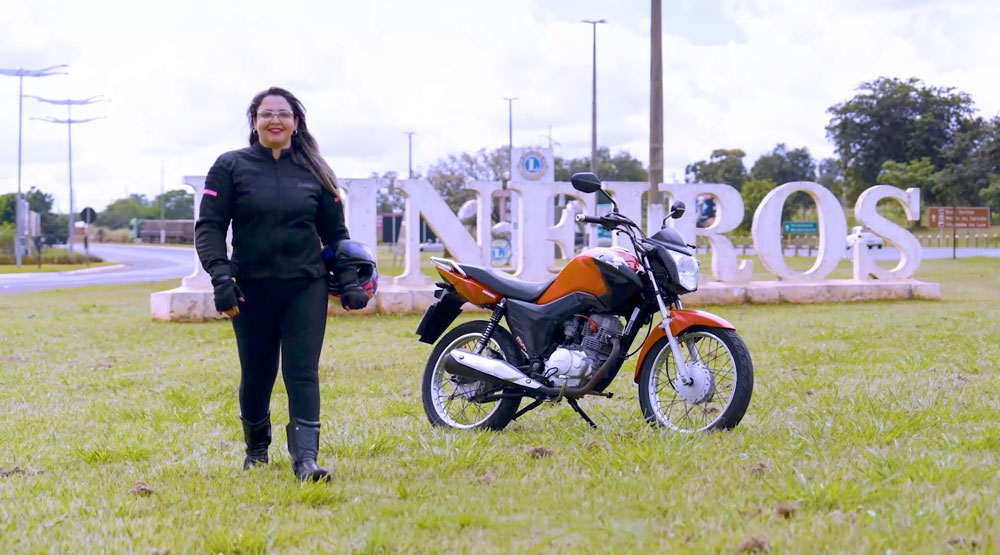 Jenny e sua CG 125: nunca é tarde para sonhar